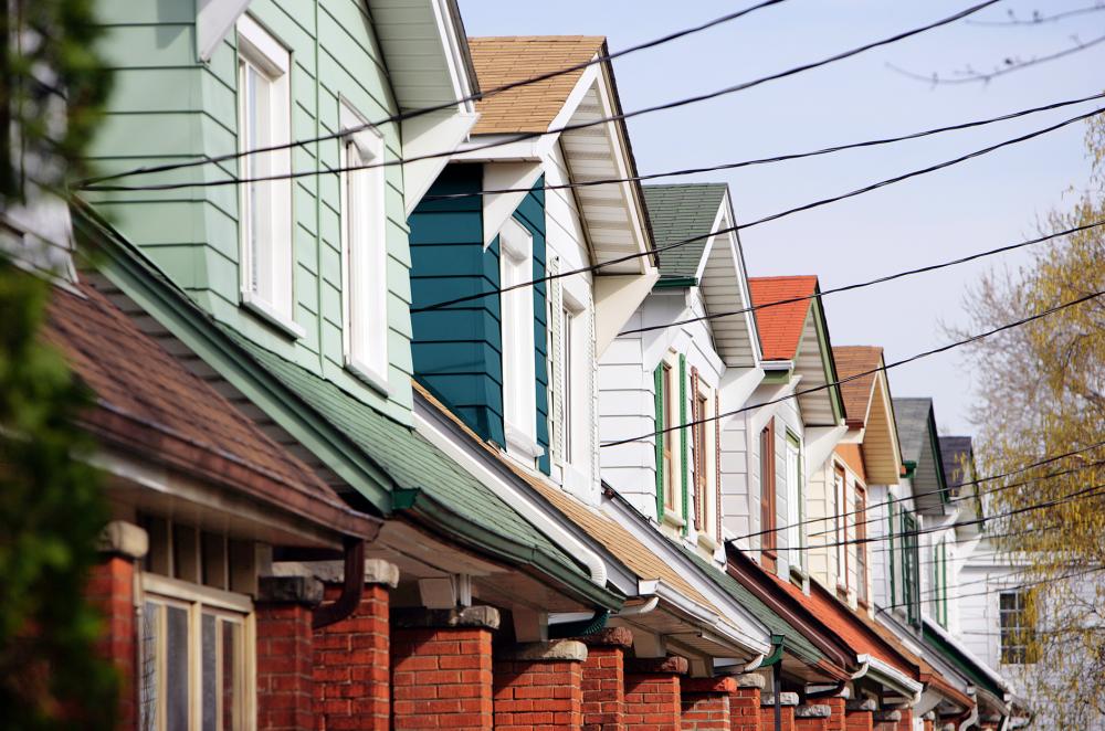 Side angle of houses lined up on the street